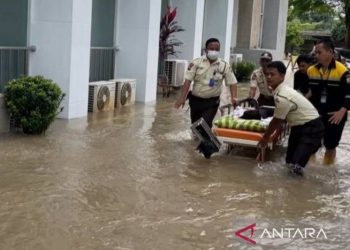Pasien RSUD Kota Serang Dipapah dan Digendong Petugas karena Banjir