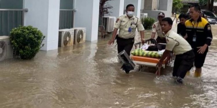Pasien RSUD Kota Serang Dipapah dan Digendong Petugas karena Banjir