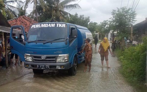 Perumdam TKR Menyediakan Bantuan untuk Warga Terdampak Banjir Kabupaten Tangerang