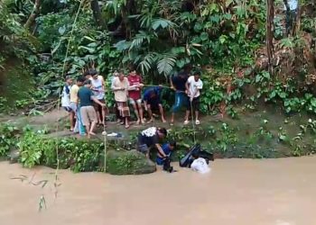 Desa di Lebak Terhubung Jembatan Ambruk, Lima Siswa dan Motor Jatuh ke Sungai