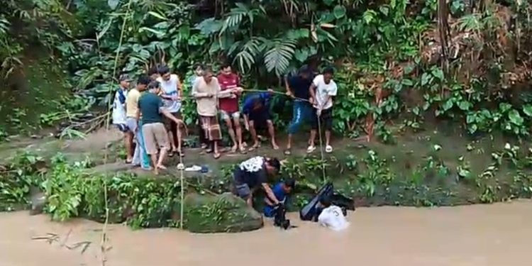 Desa di Lebak Terhubung Jembatan Ambruk, Lima Siswa dan Motor Jatuh ke Sungai