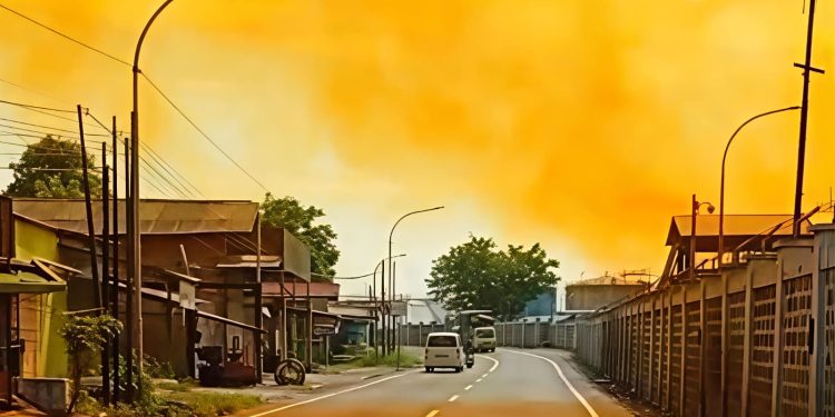 Puskesmas Dipadati Warga Setelah Asap dari Pabrik Vopak Muncul