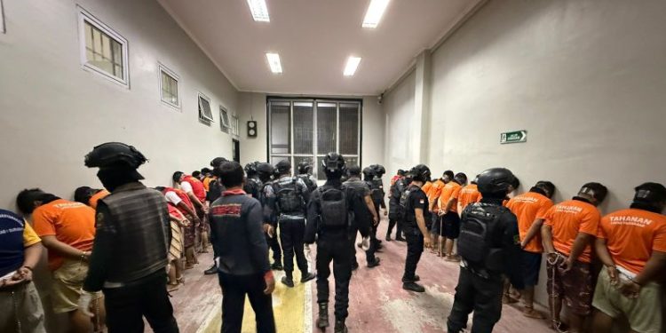 Pemindahan 61 Warga Binaan Berisiko Tinggi ke Nusakambangan oleh Dirjen Pas