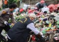 Bau Busuk Menyengat dari Tumpukan Sampah di Curug Tangerang Selatan