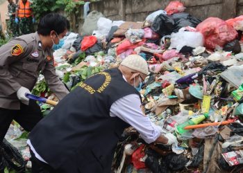 Bau Busuk Menyengat dari Tumpukan Sampah di Curug Tangerang Selatan