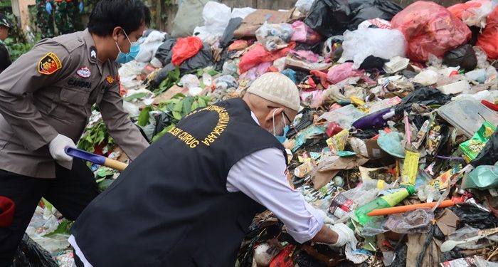 Bau Busuk Menyengat dari Tumpukan Sampah di Curug Tangerang Selatan