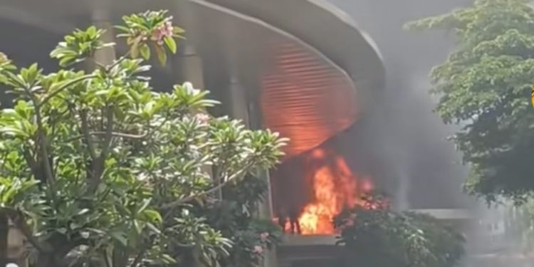 Kebakaran di Mall Ciputra Cibubur Mengakibatkan Pengunjung Lari Berhamburan