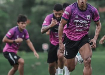 Persita Kalah di Padang, Penalti Diego Mauricio Ajak Kabau Sirah Menang